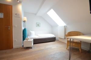 バイルングリースにあるFuchsbräuの小さなベッドルーム(ベッド1台付)が備わる屋根裏部屋です。