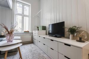 una sala de estar con TV en una cómoda blanca en Studio apartment in central Oslo en Oslo