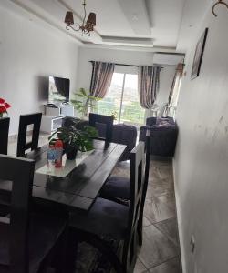 Magnifique appartement haut standing à Kotto, calme, propre, securise avec groupe electrogene et wifi的休息区