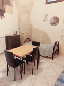レッチェにあるVico del Sole b&bのベッド付きの部屋(テーブル、椅子付)
