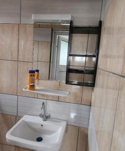 Magnifique appartement haut standing à Kotto, calme, propre, securise avec groupe electrogene et wifi的一间浴室