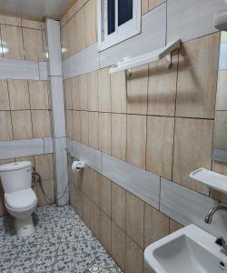 杜阿拉Magnifique appartement haut standing à Kotto, calme, propre, securise avec groupe electrogene et wifi的带马桶和水槽的浴室