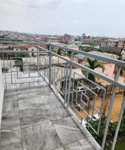 Magnifique appartement haut standing à Kotto, calme, propre, securise avec groupe electrogene et wifi的阳台或露台