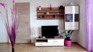 uma sala de estar com televisão num centro de entretenimento branco em SARITA Apartments 1 em Makarska