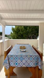 uma mesa com uma toalha de mesa num pátio em La Terrazza di Nonna Maria em Realmonte