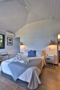 1 dormitorio con 1 cama grande y techo blanco en Sublime Tahiti Beach Retreat, en Mataiea