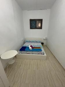 Dormitorio pequeño con cama y mesa en SAN Rafael, en Barcelona