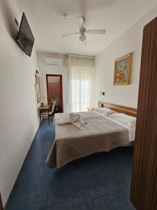 A bed or beds in a room at Hotel Sara*** Cesenatico