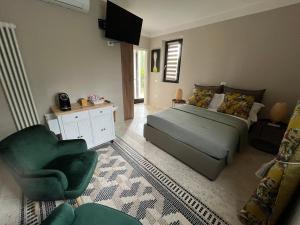 sypialnia z łóżkiem, kanapą i krzesłem w obiekcie Country House Martines Club Resort & Mandalay SPA w mieście Senigallia