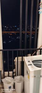 - un balcon avec vue sur la ville la nuit dans l'établissement 帮松丽景, à Bangkok