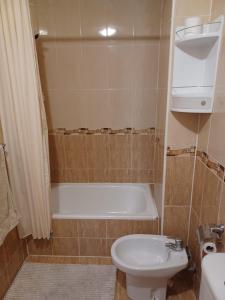 een badkamer met een bad, een toilet en een wastafel bij Reina Victoria 2 bed apartment in Rojales
