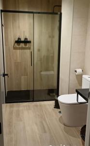 een badkamer met een douche, een bad en een toilet bij LAAN Los pinos in Alcalá de Henares