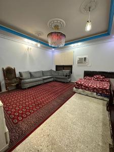a living room with a couch and a bed at شقة بغرفتين ودورتين في الدور الأول 7 دقائق للحرم in Al Madinah