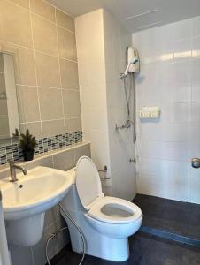 bagno con servizi igienici e lavandino di 1 Bed 1 Bath Apartment a Kathu