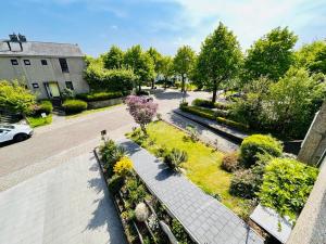 una vista aerea su un giardino con fiori e piante di Town house with garden - 1 room with shared bathroom a Bruxelles