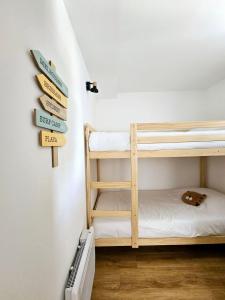 a bunk room with two bunk beds and a radiator at Très bel appartement T3 dans résidence hotellière "Fiori Di Cala Rossa" in Lecci