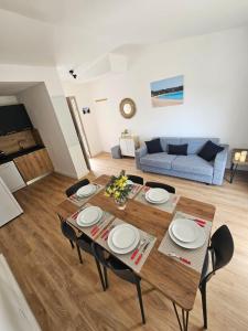 a dining table and chairs in a living room at Très bel appartement T3 dans résidence hotellière "Fiori Di Cala Rossa" in Lecci +11 photos