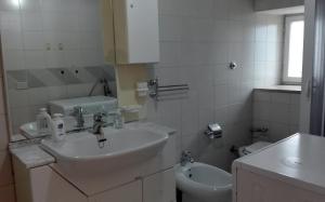 a bathroom with a sink and a toilet at La grangia in Ferentino