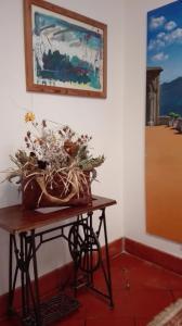 a table with a basket of flowers on it at La grangia in Ferentino