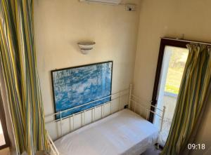 a small room with a bed and a window at Masseria Le Celline in Nardò