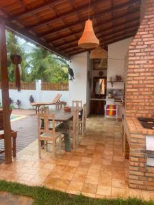 Il dispose d'une cuisine et d'une terrasse avec une table et des chaises. dans l'établissement Casa charmosa em Barrinha de Baixo., à Castelhanos