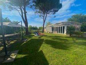 a yard with a bench and a building at Mo&Ma Home in Imola