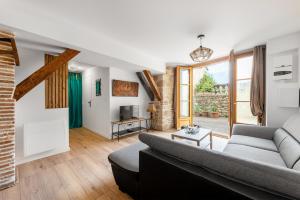 Posezení v ubytování LES PORTES DE CASTELNAU