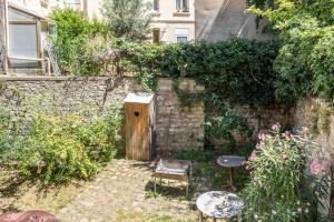 een tuin met een houten tafel en een stoel bij Elegant and confortable T2 - Ivry & Paris in Ivry-sur-Seine