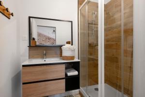 Koupelna v ubytování LES PORTES DE CASTELNAU + 44 fotografií