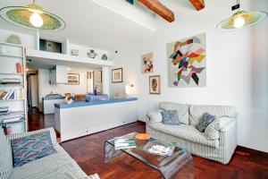 ein Wohnzimmer mit einem Sofa und einem Tisch in der Unterkunft Giudecca in Venedig