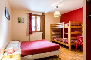een slaapkamer met een bed en een stapelbed bij Le Charmagit in La Roche-sur-Foron