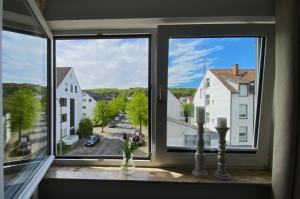 - une fenêtre avec vue sur la rue dans l'établissement Schölerberg Apartment mit Tiefgaragenparkplatz und Kingsize-Bett, à Osnabrück