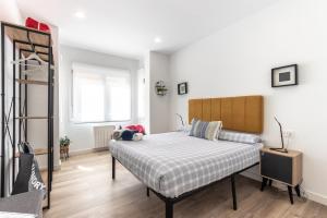 een slaapkamer met een groot bed in een kamer bij Apartamento Zubia Barakaldo BEC Bilbao in Barakaldo