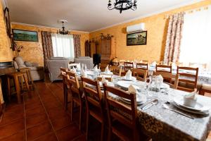 une salle à manger avec une grande table et des chaises dans l'établissement EL SECRETO DE LOS PERALES, à Velada