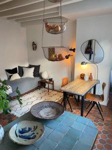 sala de estar con mesa y sofá en Appartement Paris Marais, en París