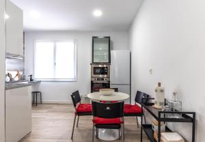 a kitchen and dining room with a table and chairs at Apartamento Zubia Barakaldo BEC Bilbao in Barakaldo +17 photos