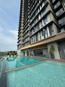 una piscina di fronte a un edificio di Societe Suites Hartamas a Kuala Lumpur