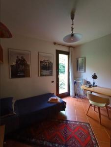 a room with a bed and a table and a desk at Camera nella Casa dei Tigli in Treviso