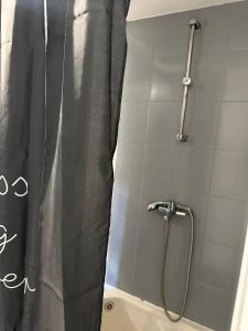 una ducha con cortina de ducha en un baño en Słoneczny Klasztorek, en Gardeja 57 fotos más