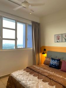 een slaapkamer met een bed en een groot raam bij Alwafiqah Palmyra Condo 3 Bedroom- With Netflix & Wifi near Bangi, Kajang, Nilai,Putrajaya, KLIA in Kajang
