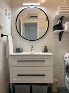 bagno con lavandino e specchio di Apartment Chiara a Tučepi