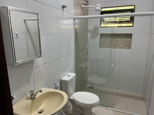biała łazienka z toaletą i umywalką w obiekcie Casa Barra de São miguel w mieście Barra de São Miguel