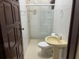 łazienka z toaletą, umywalką i prysznicem w obiekcie Casa Barra de São miguel w mieście Barra de São Miguel