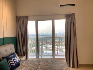 een slaapkamer met een grote glazen deur met uitzicht bij Alwafiqah Palmyra Condo 3 Bedroom- With Netflix & Wifi near Bangi, Kajang, Nilai,Putrajaya, KLIA in Kajang
