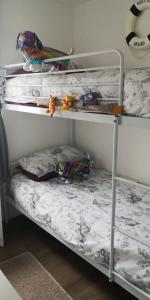 drei Etagenbetten mit Stofftieren darauf in einem Zimmer in der Unterkunft 83A South Shore Village in Bridlington