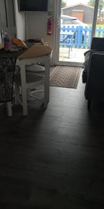 einen Tisch und eine Bank in einem Zimmer mit einer Tür in der Unterkunft 83A South Shore Village in Bridlington + 2 Fotos