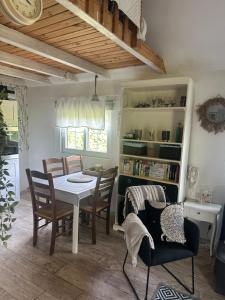 Una cocina y un comedor con mesa y sillas. en Słoneczny Klasztorek, en Gardeja