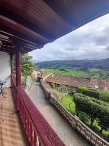 d'un balcon offrant une vue sur la campagne. dans l'établissement Casa rural en la costa de Asturias, à Tresgrandas