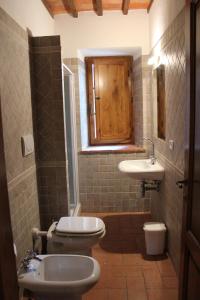 a bathroom with two toilets and a sink at Agriturismo La Quercia in Boccheggiano