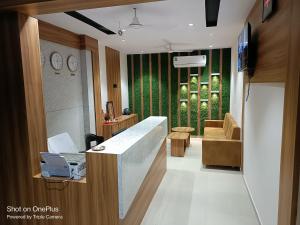 TV a/nebo společenská místnost v ubytování HOTEL SILVER INN SANAND